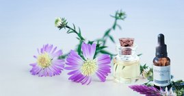Blumen Öl und Arzneiflasche