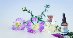 Blumen Öl und Arzneiflasche