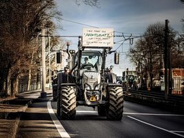 Landwirt nimmt an den Bauernprotesten teil. 