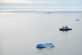 Polarstern im Januar 2023 im eisfreien Bellingshausenmeer, Westantarktis