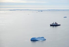 Polarstern im Januar 2023 im eisfreien Bellingshausenmeer, Westantarktis