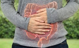 Mensch hält sich den Bauch