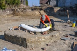 Ein Mitarbeiter des Bayerischen Landesamtes für Denkmalpflege bei der Bergung des Mammut-Stoßzahnes. 