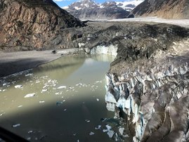 Tulsequah Lake, der durch den Tulsequah Gletscher aufgestaut wird.