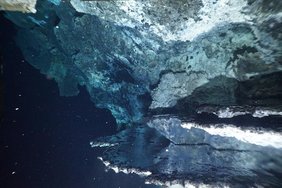 Es schimmert und glitzert in der Tiefsee: An den überstehenden Flanschen der Hydrothermalquelle am Knipovich Rücken spiegeln die heißen Fluide durch Ihre optischen Eigenschaften das Licht. 