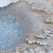 Auf der frühen Erde gab es eine große Vielfalt an wassergefüllten Poren und damit an präbiotischen Reaktionsbedingungen. 