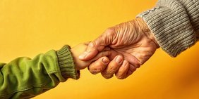 eine alte hält eine junge hand