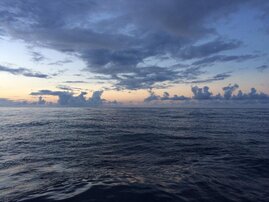 Tropische Wolken über dem Atlantischen Ozean