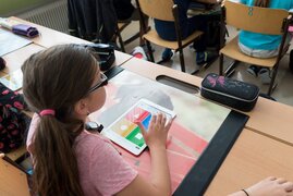 Mädchen im Unterricht mit Tablet