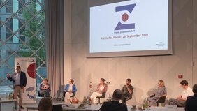 Das Podium der Diskussionsrunde der Zoonosenplattform im Berliner Futurium 