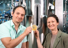 Dr. Lena Hochrein entwickelt mit der BMFTR-Nachwuchsgruppe TAILOR der Universität Potsdam maßgeschneiderte Hefen. Das Team um Professor Ruben R. Rosencrantz am Fraunhofer IAP sorgt für das Scale-up der Bioprozesse.