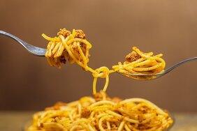 Spaghetti-Essen erfordert ein hohes Mass an Feinmotorik.