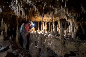  In der Höhle Pozzo Cucù in der Region Apulien fand das ForscherInnen-Team den außergewöhnlichen Tropfstein. 