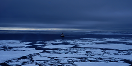 Meer mit Eisschollen und dem Schiff Polarstern