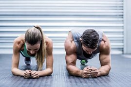 Zwei Menschen beim Muskeltraining