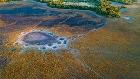 Ein ausgetrocknetes Wasserloch im Okavango-Delta. Ein ausgetrocknetes Wasserloch im Okavango-Delta.