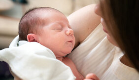 Mutter mit Baby im Arm
