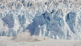 Ein Eisturm bricht von der 80 Meter hohen Eisfront des kalbenden Gletschers Eqalorutsit Kangilliit Sermiat in Südgrönland ab.