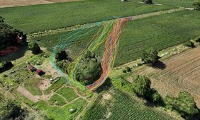 Ein Team der Universität Freiburg zeigt, dass Honigbienen individuell gewählte Routen mit hoher Präzision abfliegen. Landschaftsaufnahme mit Routen der Bienen