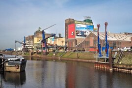 Hafen mit Schiffen und gebäuden