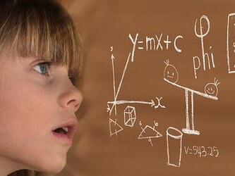 Schülerin vor Tafel mit Formel