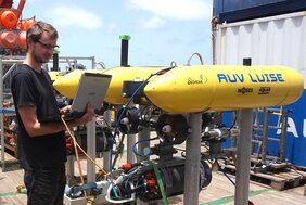 Das autonome Unterwasserfahrzeug LUISE wird an Bord des Forschungsschiffs METEOR auf einen Einsatz vorbereitet. 