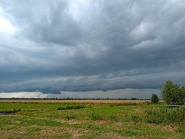 Ein Gewitterwolken-Cluster mit typischer Böenwalze kurz vor Beginn starker Regenfälle nahe Bremen (Deutschland) Ein Gewitterwolken-Cluster mit typischer Böenwalze kurz vor Beginn starker Regenfälle
