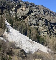 Lawine, die aus der Nordostflanke des 3190 Meter hohen Lammenhorns abging