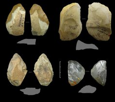 Verschiedene Keilmesser sowie ein einfaches Messer mit Rücken (oben rechts) aus der Zeit der Neandertaler vor 60.000 bis 44.000 Jahren aus der Sesselfelsgrotte bei Kelheim