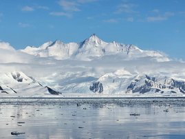 Offenes Wasser mit dem Mount Herschel im Hintergrund