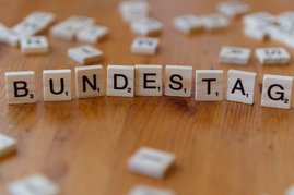 Scrabbelspielsteine bilden das Wort "Bundestag"