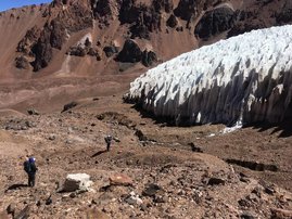 Der Tapado-Gletscher, ein Beispiel für einen Gletscher in der trockenen Landschaft der südlichen Anden, Chile Der Tapado-Gletscher, ein Beispiel für einen Gletscher in der trockenen Landschaft der südlichen Anden, Chile