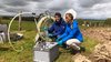 Dr. Oliver Overholt (l.) und Prof. Dr. Kirsten Küsel sammeln Proben im Hainich. Ergebnisse aus dieser Forschung sind auch in das Framework eingeflossen. Dr. Oliver Overholt (l.) und Prof. Dr. Kirsten Küsel sammeln Proben im Hainich.