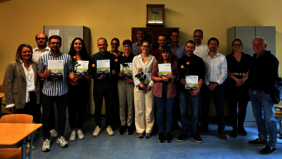 Gruppenbild mit Preisträger/-innen, Betreuer/-innen und Juror/-innen