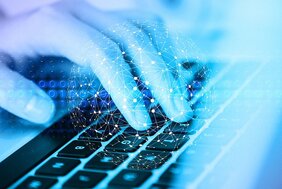 Hand auf Computertastatur
