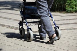 Mensch mit Rollator