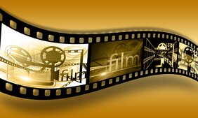 Grafik: Filmstreifen vor hellbraunem Hintergrund