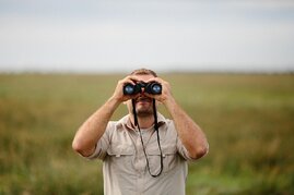 Man mit Fernglas