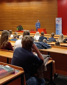 Vortragsaal mit Festredner