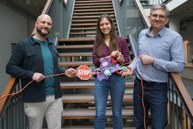 Volker Böhm, Sophie Theunissen und Niels Gehring veranschaulichen die molekulare Schere