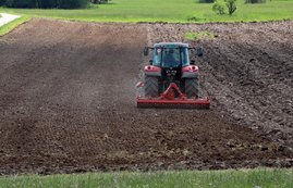 Trecker auf einem Feld