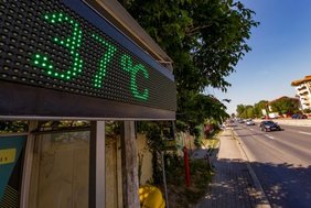 Der Planet wird heiß: Bushaltestelle nahe Rumäniens Hauptstadt Bukarest, Juli 2024 (Archivbild). Der Planet wird heiß: Bushaltestelle nahe Rumäniens Hauptstadt Bukarest, Juli 2024