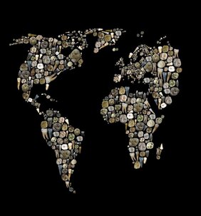 Mosaik einer Weltkarte aus diversen menschlichen Zähnen und Zahnüberresten.  