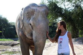 Frau mit Elefant