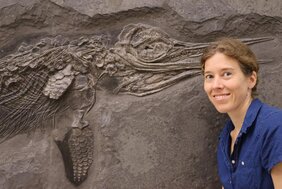 Dr. Erin Maxwell vor einem Exemplar des Fischsauriers Hauffiopteryx typicus 