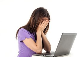 Frau vor einem Computer