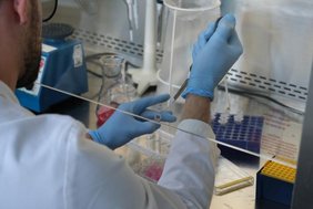 Mensch im Labor am pipettieren