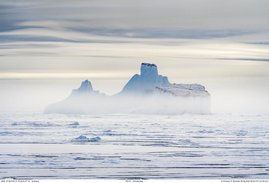 Eisfestung im Nebel, aufgenommen in der Arktis 