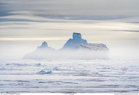Eisfestung im Nebel, aufgenommen in der Arktis Eisfestung im Nebel, aufgenommen in der Arktis
