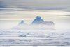 Eisfestung im Nebel, aufgenommen in der Arktis 